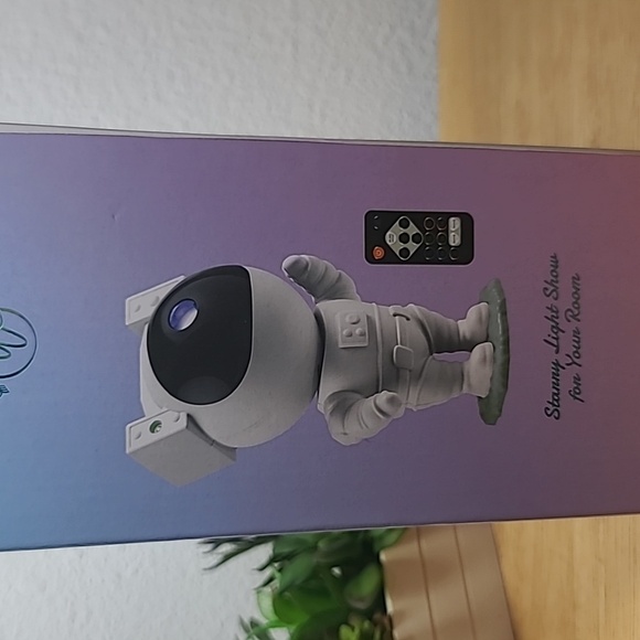 West & Arrow Astronaut Projector with dancing lights to music - Picture 5 of 8